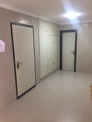 ארון בגוון שמנת בלובי הקומה נעשה בשילוב דלתות כניסה