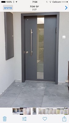 ארון חשמל בגוון 7126 אפור מגורען נעשה בשילוב דלת כניסה מעוצבת