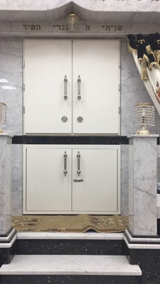 ארון פח לסגירת נישה בגוון 9001 שמנת חלק תחתון בשילוב דלת פלדלת לספרי תורה חלק עליון בגוון ובמראה מותאם