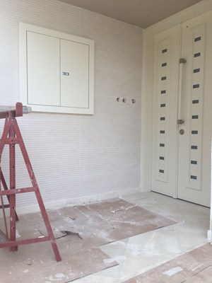 החלפת דלת כניסה הכולל ארון חשמל צמוד בגוון תואם נותן מראה של אחידות ושלמות כניסת הבית